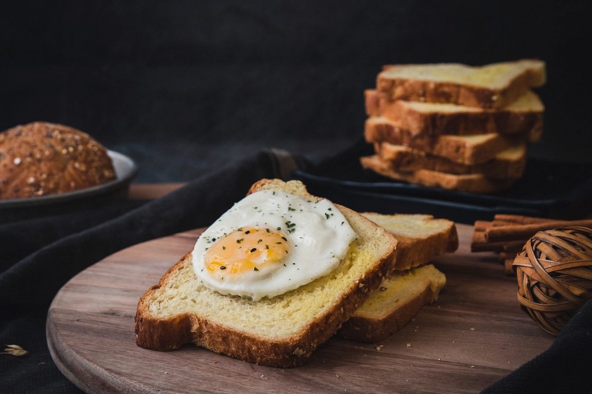 Toast med speilegg på et trefjøl