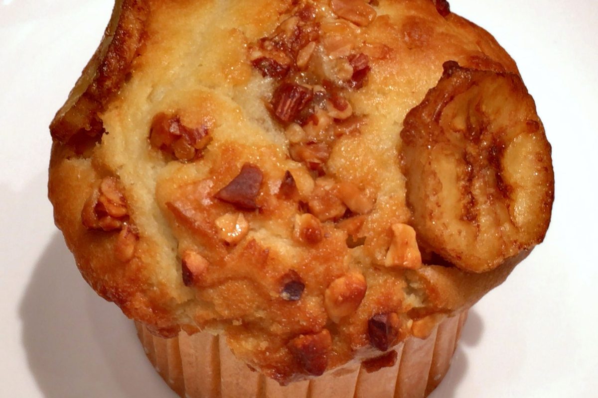 Grov muffins med banan og nøtter på toppen